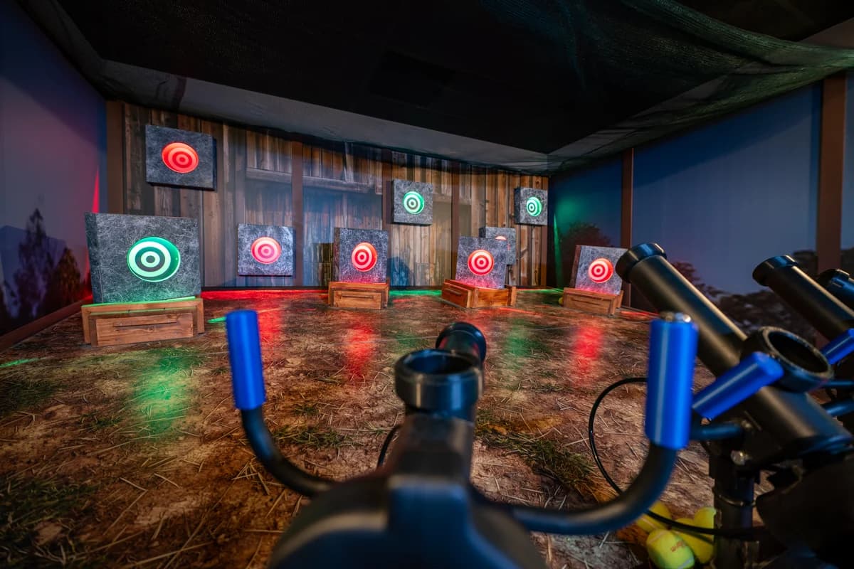 Велосипедни кормила и светещи мишени във Fun in the Barn